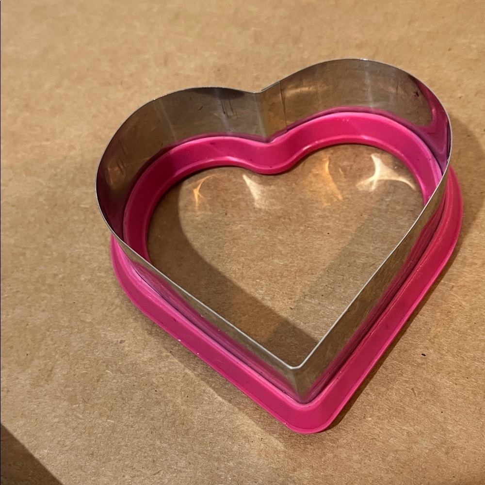 Heart-Shaped Bakeware Set - Picture 6 of 8